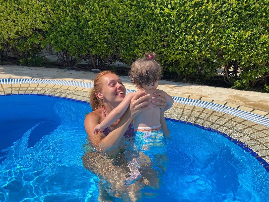 ALYOSHA восхитила редким фото двухлетней дочери